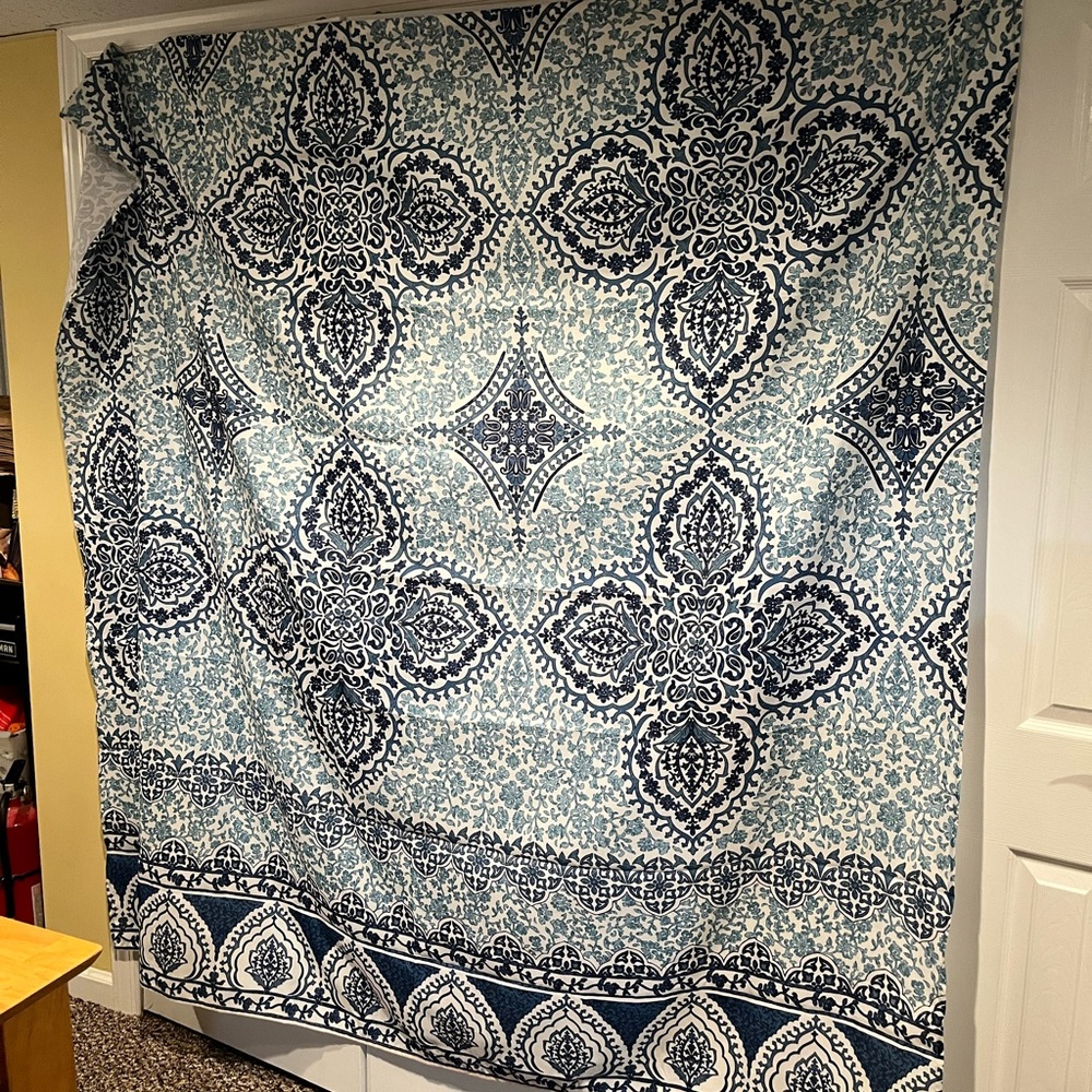 Brand new out of the packaging Beautiful Blues and White shower Curtain - Picture 5 of 8